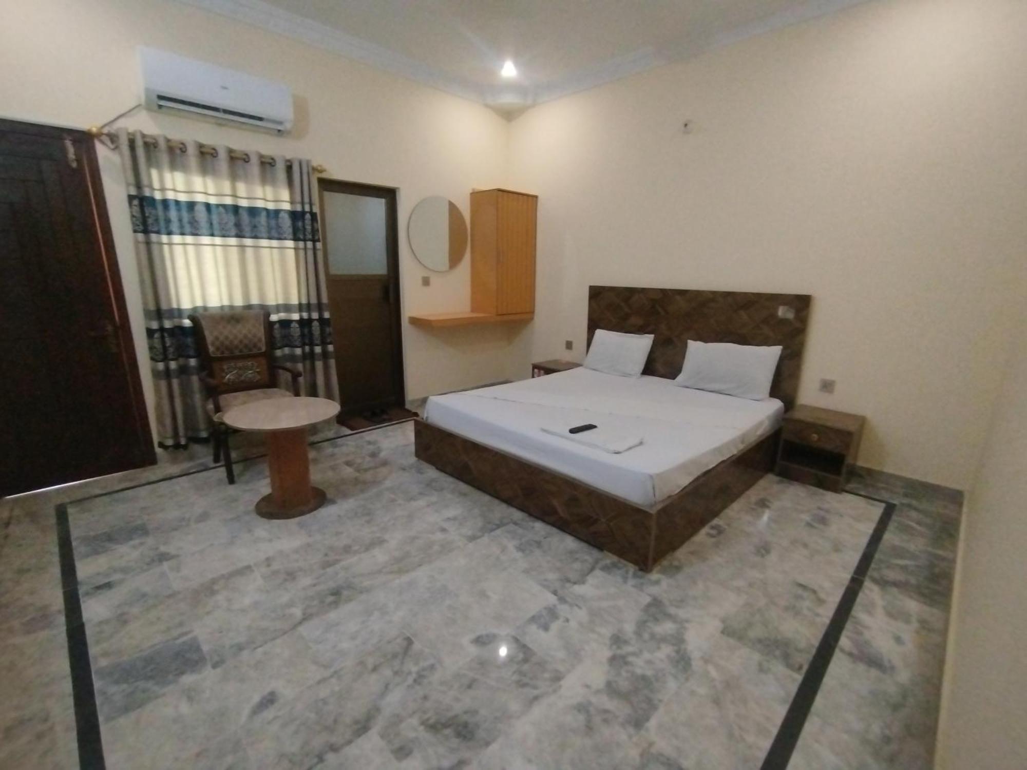Hotel Crown Plaza, Near Karachi Airport, Darul Sehat Hospital, Dow, Agha Khan And Liaqat Hospital المظهر الخارجي الصورة
